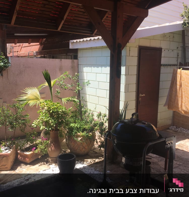 חצר עם עציצים, גריל ומתקן כביסה